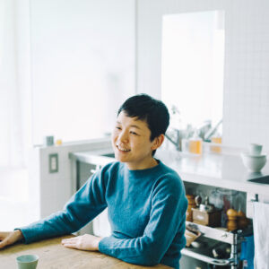 圧迫感がなく、ホテルの一室のような部屋。スタイリスト・竹内万貴さんの暮らしのこだわり。