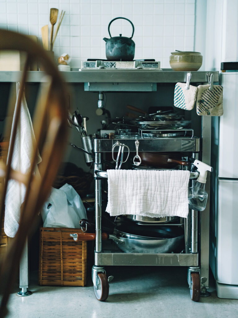 圧迫感がなく、ホテルの一室のような部屋。スタイリスト・竹内万貴さんの暮らしのこだわり。 | 収納の代わりにキッチンワゴンが付いたキッチン。可動式で使いやすい。