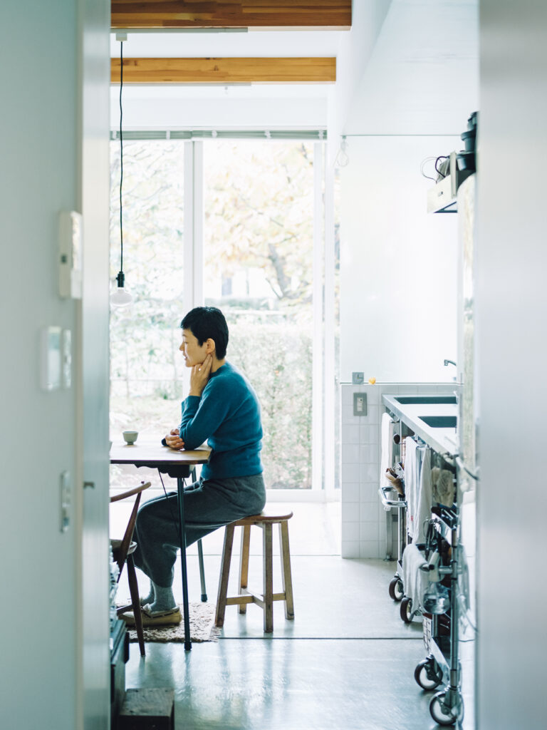 圧迫感がなく、ホテルの一室のような部屋。スタイリスト・竹内万貴さんの暮らしのこだわり。 | バススペースはすりガラスで仕切られていて、玄関からバスタブは見えない仕様。