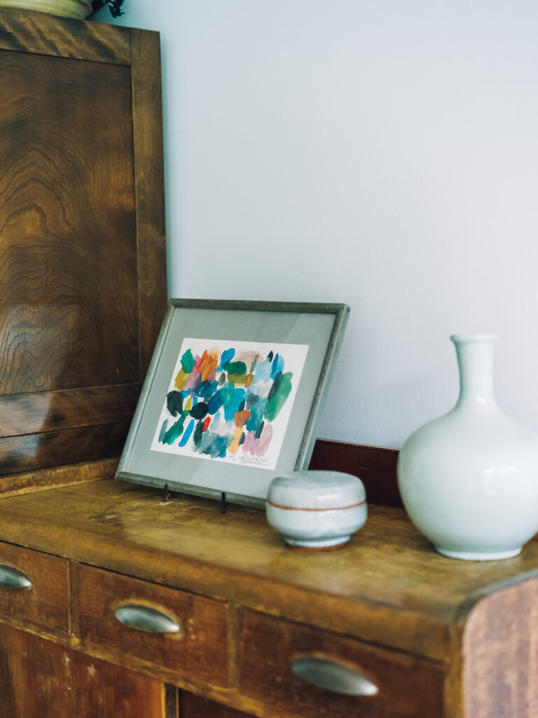 099_p000-000_狭い家_00竹内邸_06 | 木製の古家具の上は小さなアートスペース。『山の上ホテル』から学んだ部屋づくりの極意のひとつ。