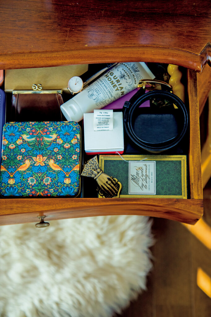 愛着のあるものだけを置いて。メディアクリエイター・Mamiさんが住む、27㎡のワンルーム。チェストの中は小箱を使って種類別に整理整頓。思い出の品に加えて、印鑑など、日常的に使うものも収納している。 | チェストの中は小箱を使って種類別に整理整頓。思い出の品に加えて、印鑑など、日常的に使うものも収納している。