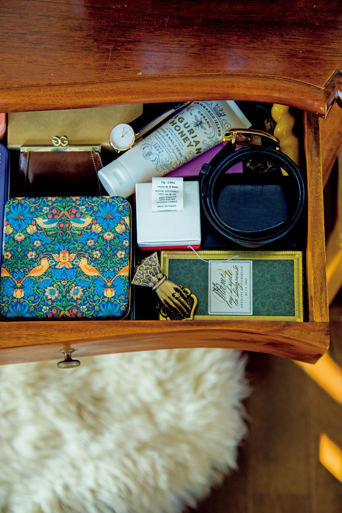 愛着のあるものだけを置いて。メディアクリエイター・Mamiさんが住む、27㎡のワンルーム。チェストの中は小箱を使って種類別に整理整頓。思い出の品に加えて、印鑑など、日常的に使うものも収納している。 | チェストの中は小箱を使って種類別に整理整頓。思い出の品に加えて、印鑑など、日常的に使うものも収納している。 愛着のあるものだけを置いて。メディアクリエイター・Mamiさんが住む、27㎡のワンルーム。チェストの中は小箱を使って種類別に整理整頓。思い出の品に加えて、印鑑など、日常的に使うものも収納している。 | チェストの中は小箱を使って種類別に整理整頓。思い出の品に加えて、印鑑など、日常的に使うものも収納している。