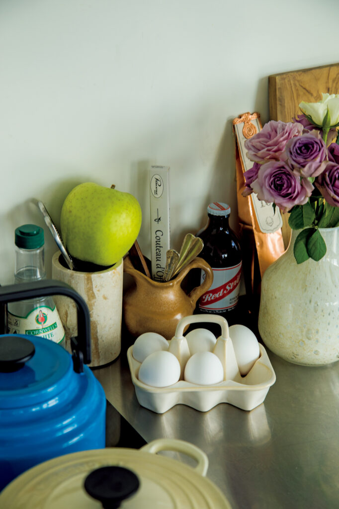 愛着のあるものだけを置いて。メディアクリエイター・Mamiさんが住む、27㎡のワンルーム。陶器の卵ケースを手に入れてから、涼しい季節はキッチンに出しておくように。おかげで冷蔵庫の空きスペースも増えた。 | 陶器の卵ケースを手に入れてから、涼しい季節はキッチンに出しておくように。おかげで冷蔵庫の空きスペースも増えた。