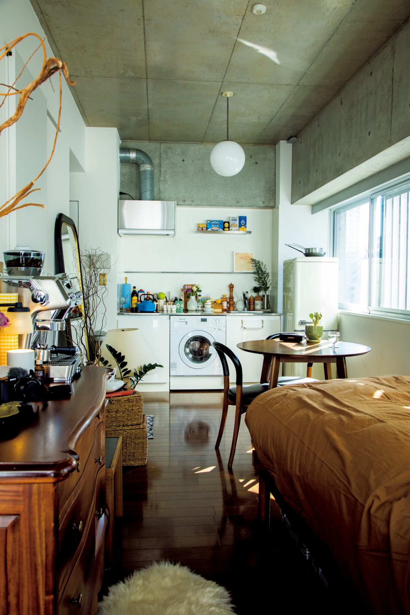 愛着のあるものだけを置いて。メディアクリエイター・Mamiさんが住む、27㎡のワンルーム。 愛着のあるものだけを置いて。メディアクリエイター・Mamiさんが住む、27㎡のワンルーム。