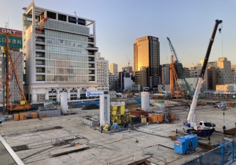 東京という都市空間の楽しみ方。新陳代謝の激しい東京で、歴史に思いを馳せる。写真と文：長谷川 香 #1 | 2022年1月、建設中の高輪ゲートウェイ駅。