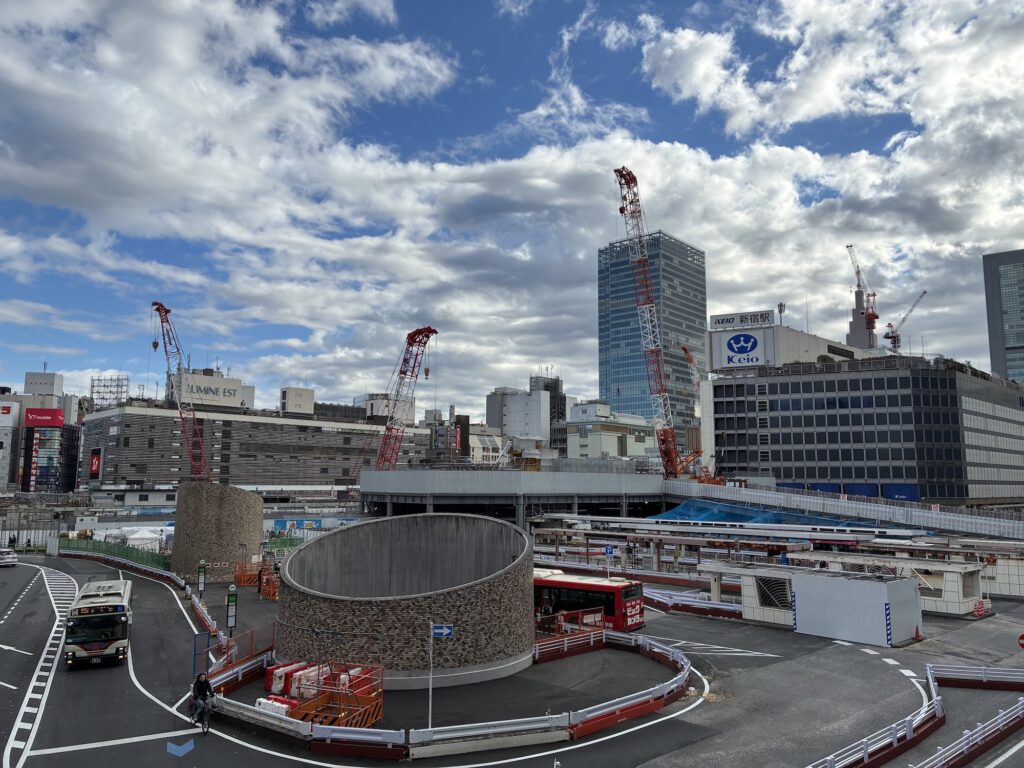 東京という都市空間の楽しみ方。新陳代謝の激しい東京で、歴史に思いを馳せる。写真と文：長谷川 香 #1 | 2025年12月、工事中の新宿駅西口駅前広場。