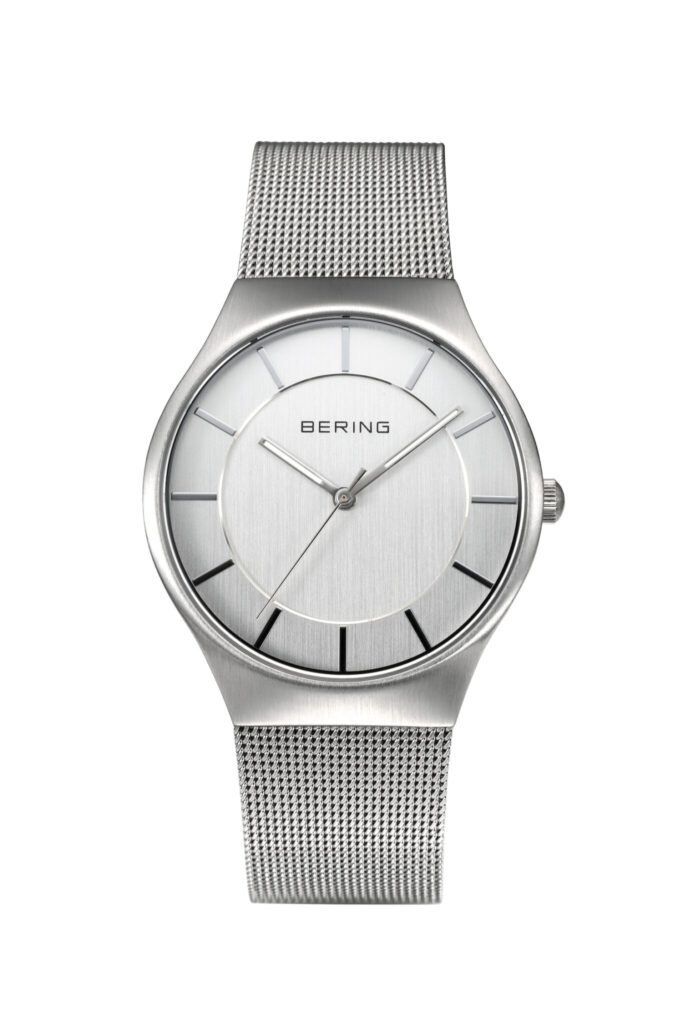35mmの「Classic Scandinavian 11935-004」 時を刻む。その機能を、無駄なく美しく。〈BERING〉の腕時計。 | 35mmの「Classic Scandinavian 11935-004」は、男性はもちろん、女性でもカジュアルに身に着けられるサイズ感。