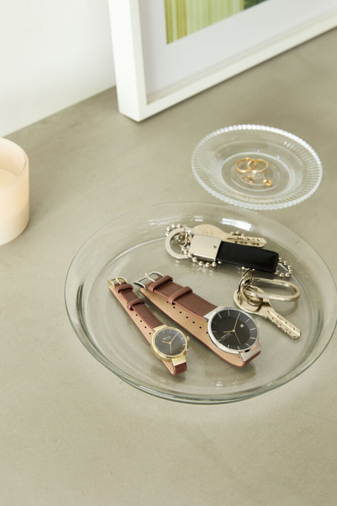 左から、Scandinavian Solar Navy Blue14627-537、Scandinavian Solar Navy Blue14639-507 各¥33,000 (ともにベーリング) その他スタイリスト私物