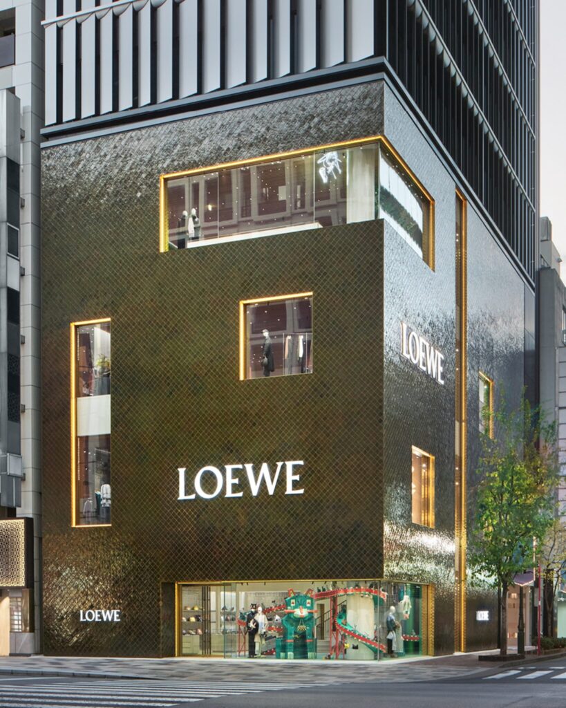 スイーツも初登場。〈ロエベ〉のクラフトを複合的に堪能できる『カサロエベ銀座』がオープン。スイーツも初登場。〈ロエベ〉のクラフトを複合的に堪能できる『カサロエベ銀座』がオープン。 | 深いグリーンのタイルが目を引く外観。