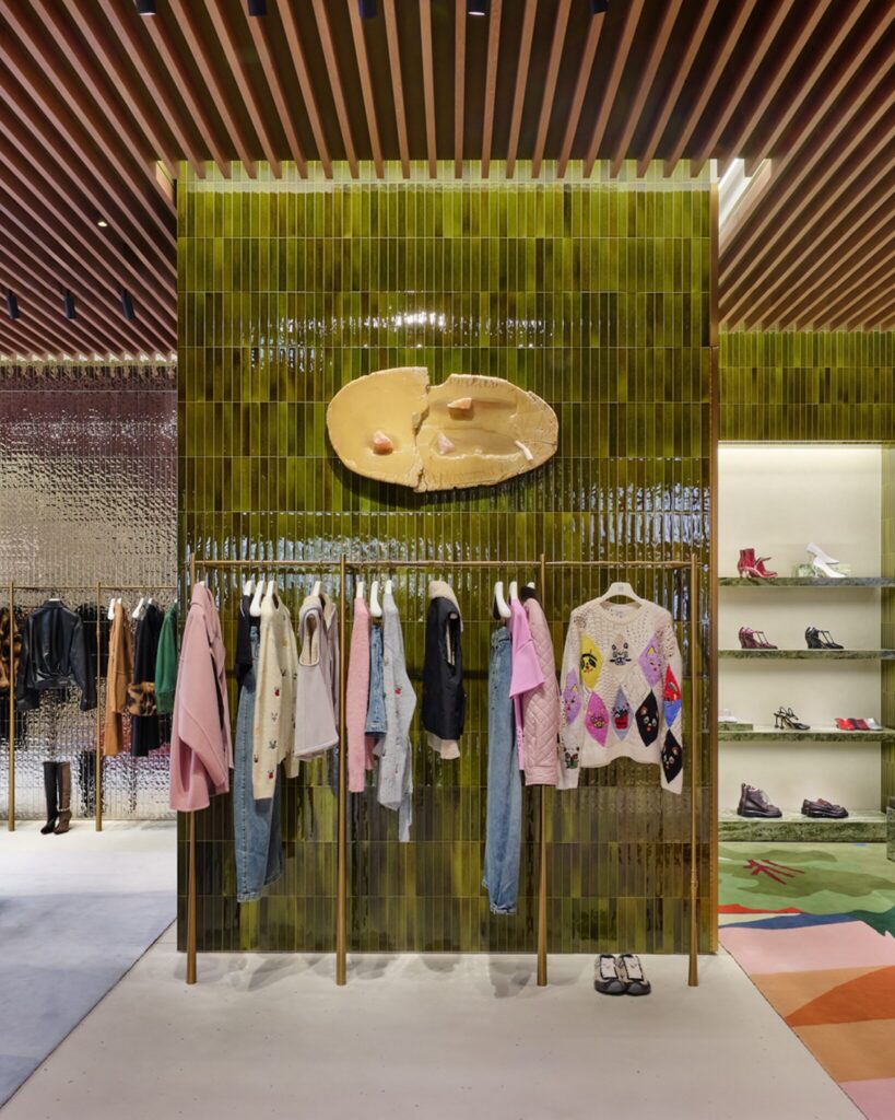 窓から自然光が差し込む、明るい店内。スイーツも初登場。〈ロエベ〉のクラフトを複合的に堪能できる『カサロエベ銀座』がオープン。 | 窓から自然光が差し込む、明るい店内。