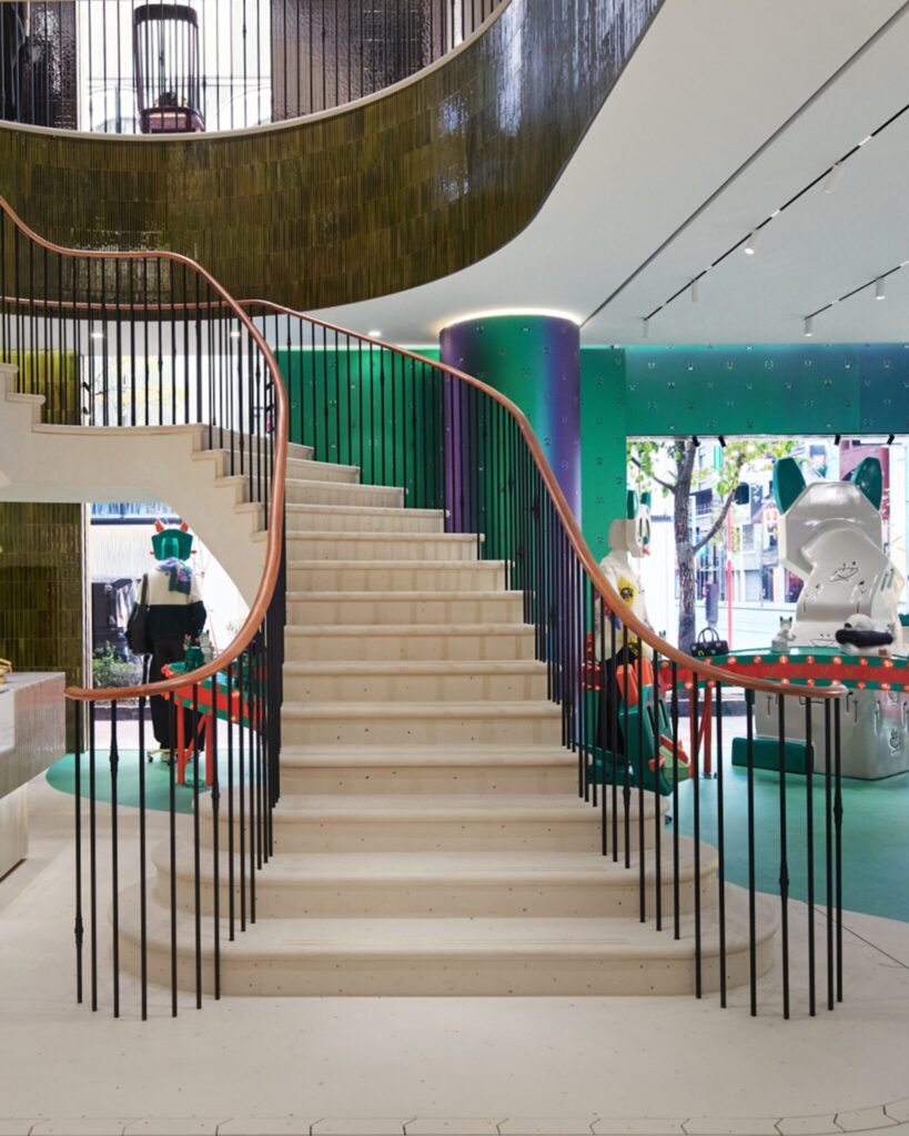 4階まで緩やかな曲線で繋がっている中央の階段。〈ロエベ〉のクラフトを複合的に堪能できる『カサロエベ銀座』がオープン。 | 4階まで緩やかな曲線で繋がっている中央の階段。