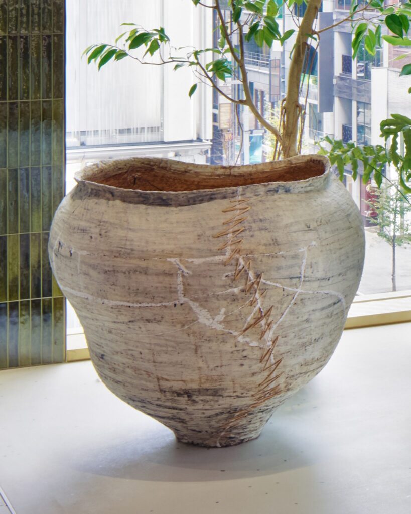 陶芸家・浜名一憲と金継ぎ師・黒田雪子がコラボレーションした壺。スイーツも初登場。〈ロエベ〉のクラフトを複合的に堪能できる『カサロエベ銀座』がオープン。 | 陶芸家・浜名一憲と金継ぎ師・黒田雪子がコラボレーションした壺。