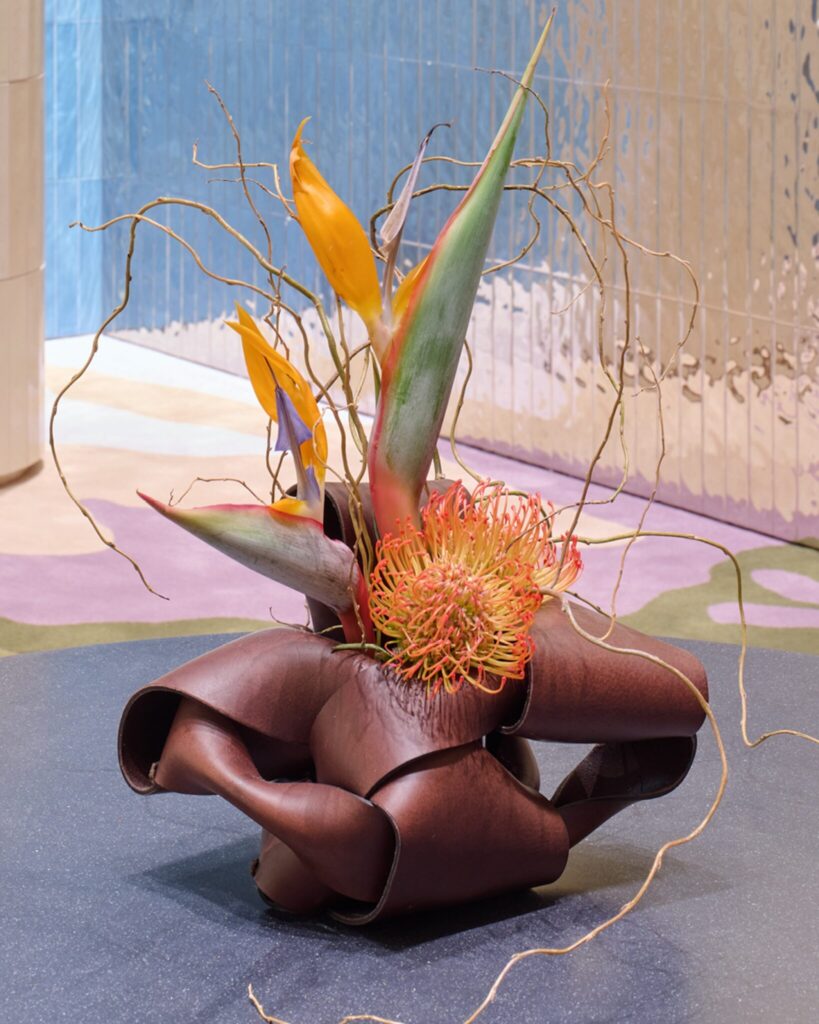 竹工芸家・松本破風によるレザー作品《Basket 6》。スイーツも初登場。〈ロエベ〉のクラフトを複合的に堪能できる『カサロエベ銀座』がオープン。 | 竹工芸家・松本破風によるレザー作品《Basket 6》。