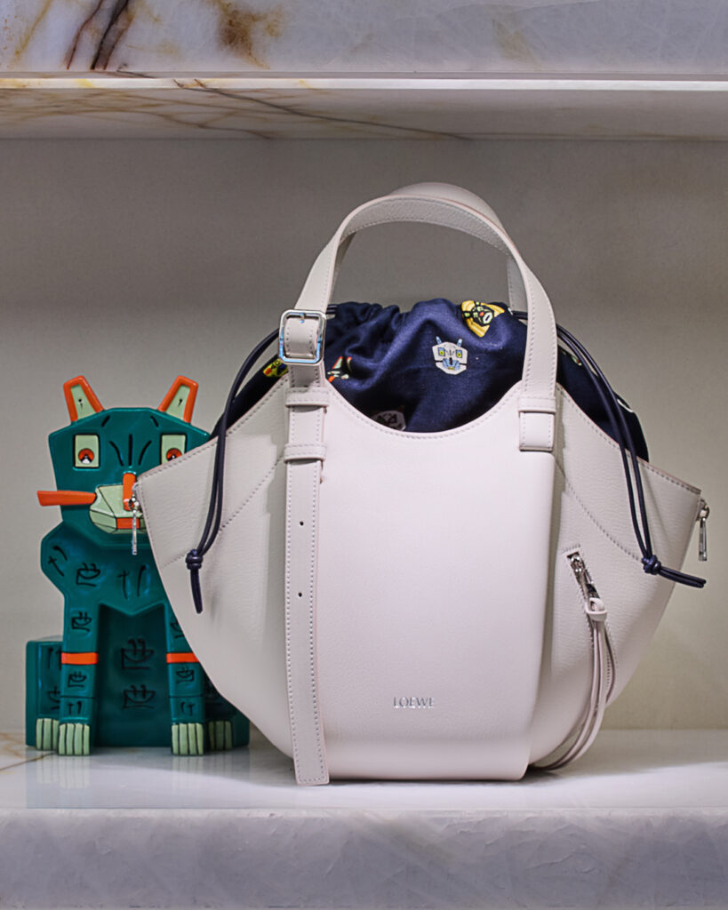 新作のハンモックバッグ「フリップ」の限定色、ライトゴーストも発売中。スイーツも初登場。〈ロエベ〉のクラフトを複合的に堪能できる『カサロエベ銀座』がオープン。 | 新作のハンモックバッグ「フリップ」の限定色、ライトゴーストも発売中。