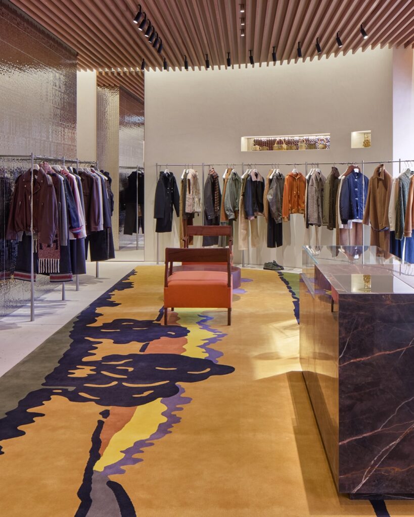 空間に明るい印象をもたらす、スペインで織られた特注のカーペットがインテリアのアクセントに。スイーツも初登場。〈ロエベ〉のクラフトを複合的に堪能できる『カサロエベ銀座』がオープン。 | 空間に明るい印象をもたらす、スペインで織られた特注のカーペットがインテリアのアクセントに。