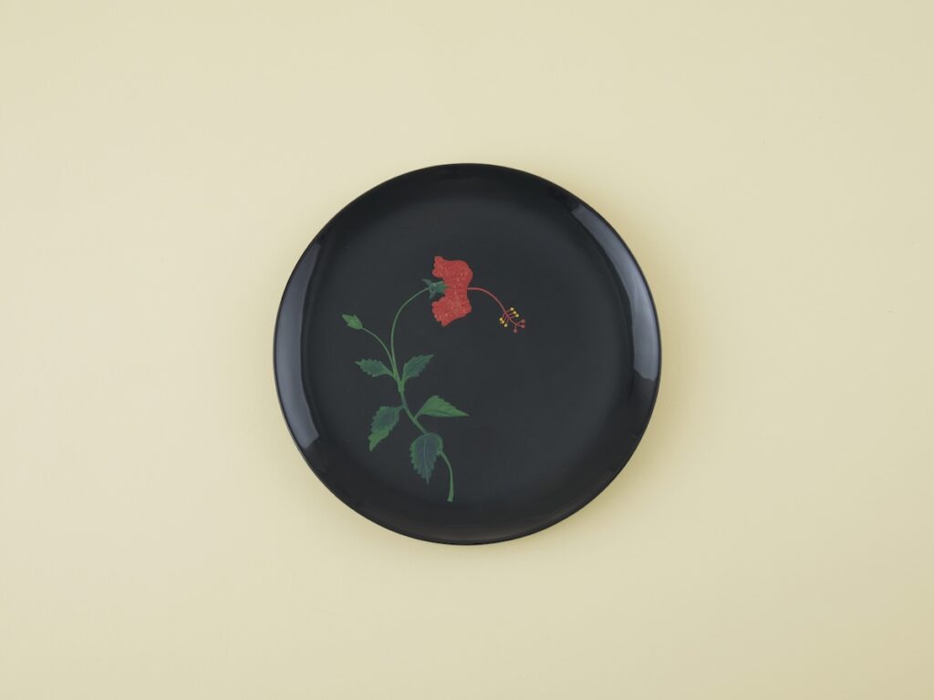 琉球漆器のハイビスカス柄の丸盆。骨董王子・郷古隆洋の日用品案内。 琉球漆器のハイビスカス柄の丸盆。骨董王子・郷古隆洋の日用品案内。