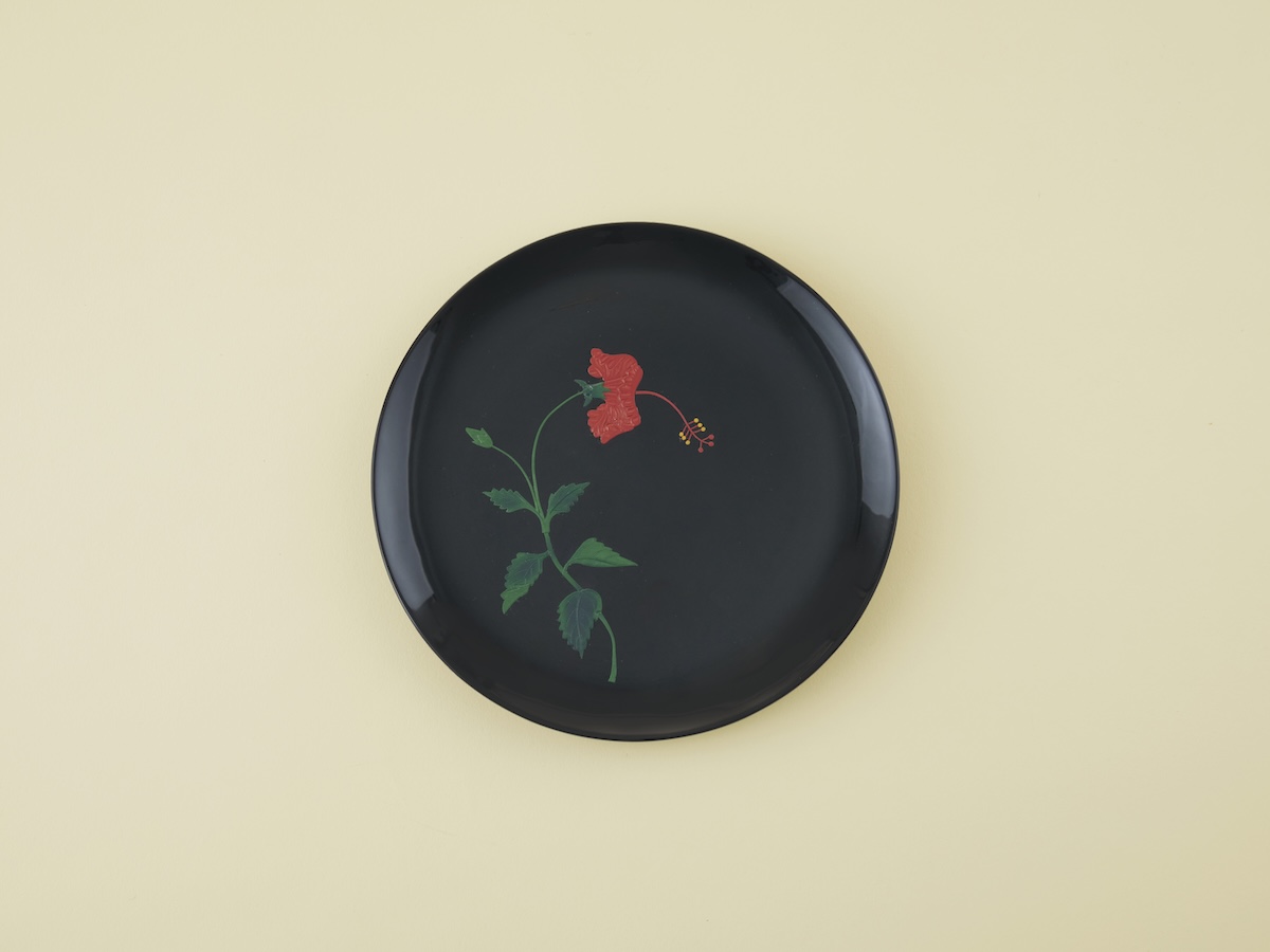 琉球漆器のハイビスカス柄の丸盆。骨董王子・郷古隆洋の日用品案内。