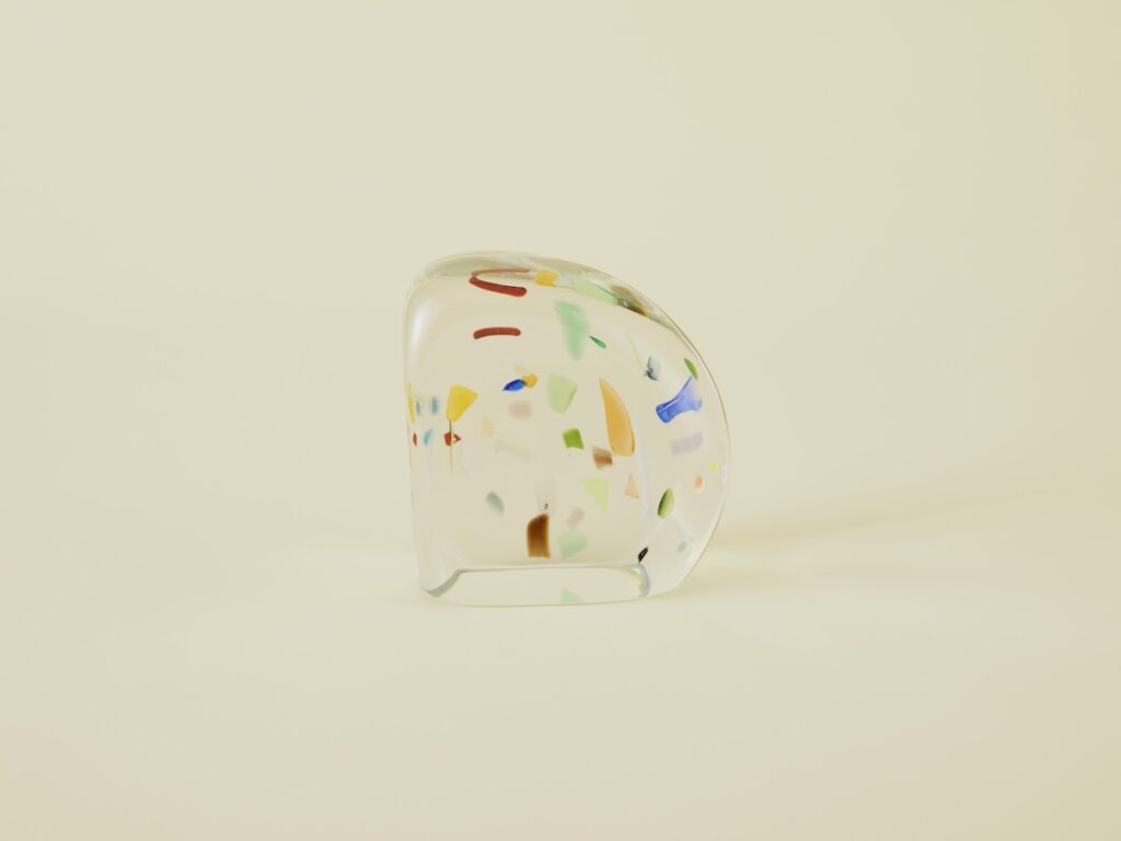 ブックエンドとしても活躍する〈スタジオプレパ〉のガラスブロック。骨董王子・郷古隆洋の日用品案内。