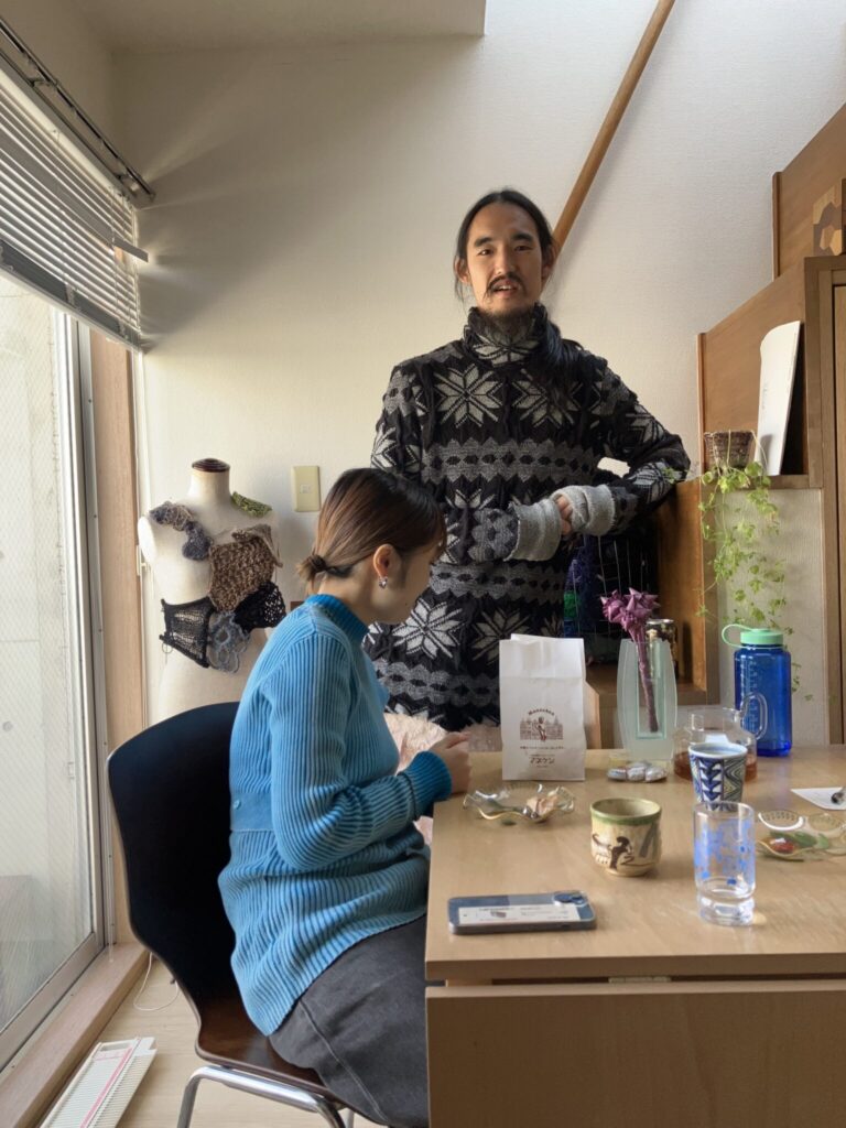 ニットデザイナー・小林花さんのおうちの話。写真と文：服部恭平 (写真家) 