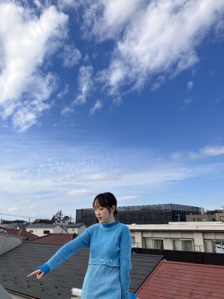 ニットデザイナー・小林花さんのおうちの話。写真と文：服部恭平 (写真家) 