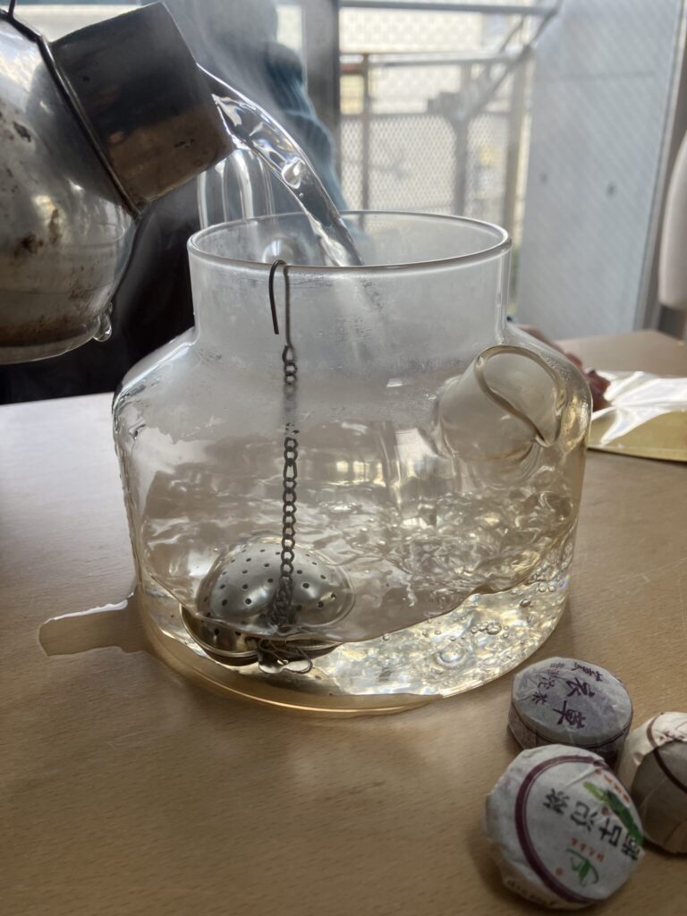 ニットデザイナー・小林花さんのおうちの話。写真と文：服部恭平 (写真家)