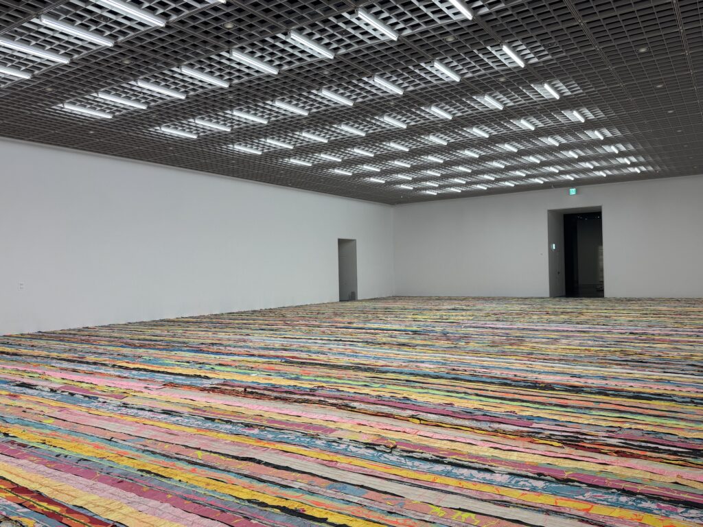 6年ぶりのソウル、建築もアートもやっぱり楽しい。編集後記「ひとりでも、韓国・ソウルへ」 | マーク・ブラッドフォードを代表する作品 《Float》。