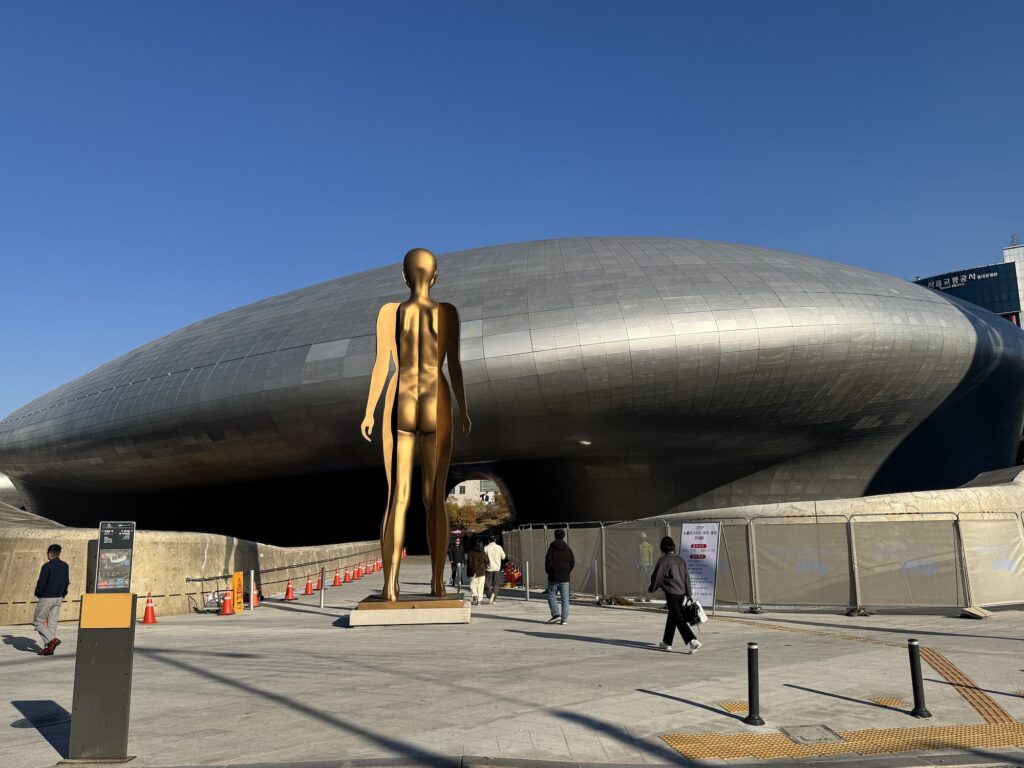 6年ぶりのソウル、建築もアートもやっぱり楽しい。編集後記「ひとりでも、韓国・ソウルへ」 | 東大門にどどんと鎮座するソウルのランドマーク。