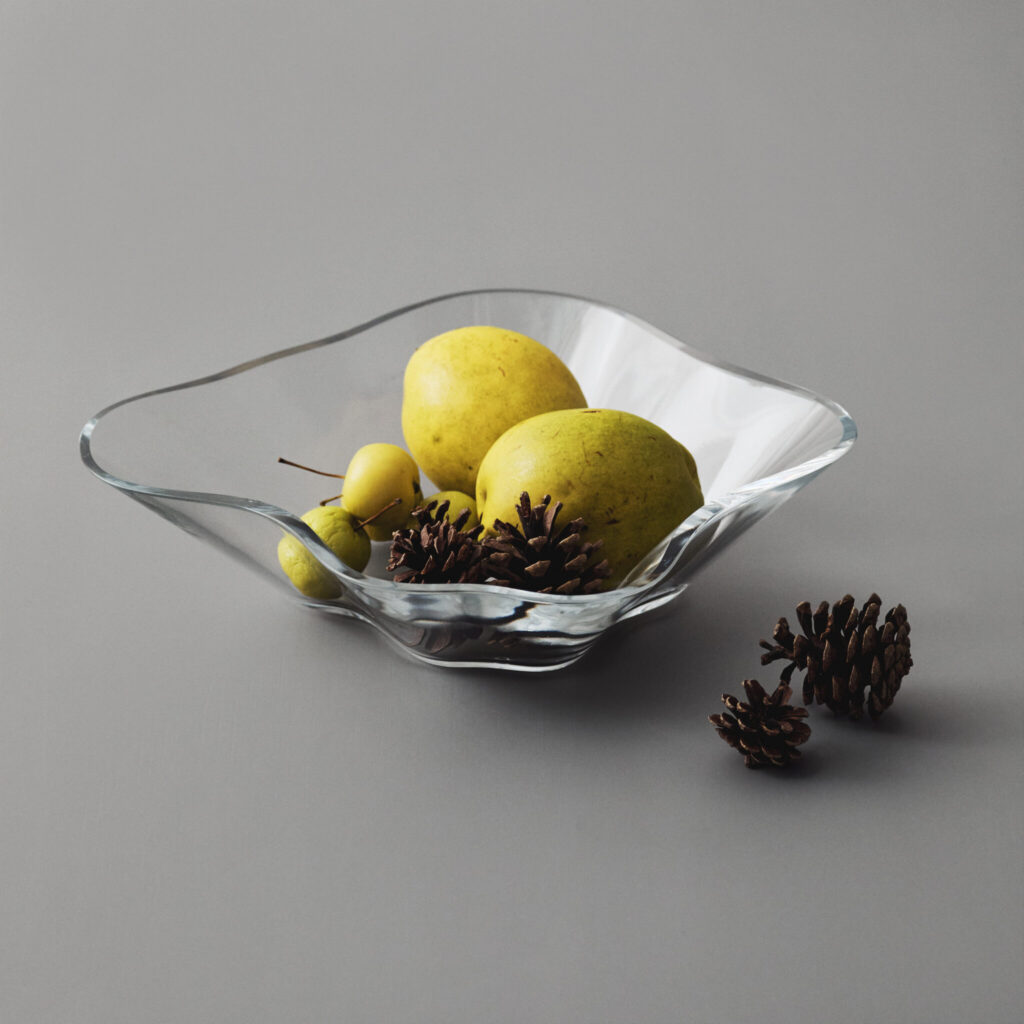 アルヴァ・アアルト コレクション フラワーボウル［W279✕H75mm］¥55,000 (イッタラ) その他スタイリスト私物 〈イッタラ〉の美しいデザインとともに、ハートウォーミングな時間を。2025年のホリデーギフトセレクション。