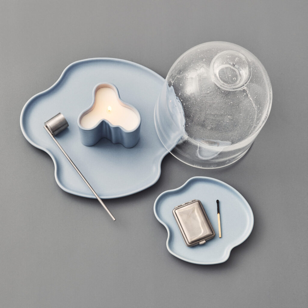 アルヴァ・アアルト コレクション プラター 25cm［W250×H15mm］¥7,700、15cm［W150×H15mm］¥4,950、センティッドキャンドル［W92×H80mm］¥11,000、イッタラ ガラスドーム［φ約160×220mm］¥28,600 (以上イッタラ) その他スタイリスト私物 ＊プラター25cm、15cm、キャンドルは12月10日発売予定。〈イッタラ〉の美しいデザインとともに、ハートウォーミングな時間を。2025年のホリデーギフトセレクション。