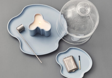 アルヴァ・アアルト コレクション プラター 25cm［W250×H15mm］¥7,700、15cm［W150×H15mm］¥4,950、センティッドキャンドル［W92×H80mm］¥11,000、イッタラ ガラスドーム［φ約160×220mm］¥28,600 (以上イッタラ) その他スタイリスト私物 ＊プラター25cm、15cm、キャンドルは12月10日発売予定。〈イッタラ〉の美しいデザインとともに、ハートウォーミングな時間を。2025年のホリデーギフトセレクション。