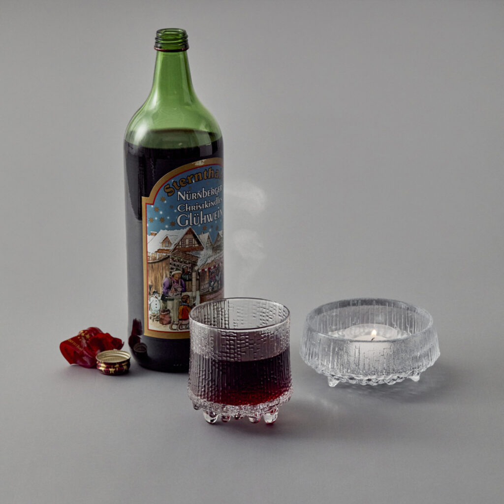 ウルティマ ツーレ オールドファッション［約φ80×H88mm］Lペア¥11,000、ボウル［約φ115×H45mm］ペア¥7,700 (ともにイッタラ) その他スタイリスト私物 〈イッタラ〉の美しいデザインとともに、ハートウォーミングな時間を。2025年のホリデーギフトセレクション。