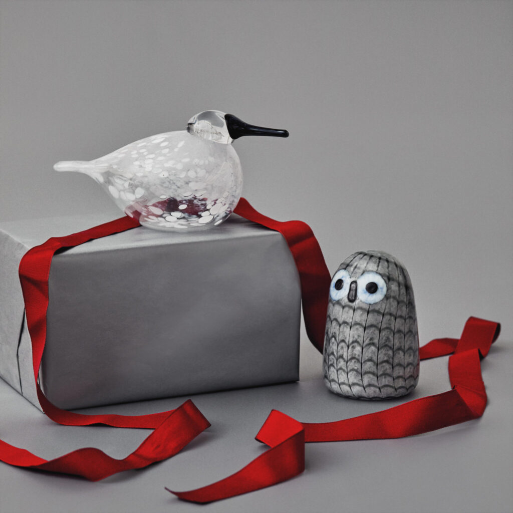 バード バイ トイッカ スノーフィンチ［約W175×H70mm］¥82,500、フクロウ［約W75×H105mm］¥66,000 (ともにイッタラ) その他スタイリスト私物 〈イッタラ〉の美しいデザインとともに、ハートウォーミングな時間を。2025年のホリデーギフトセレクション。