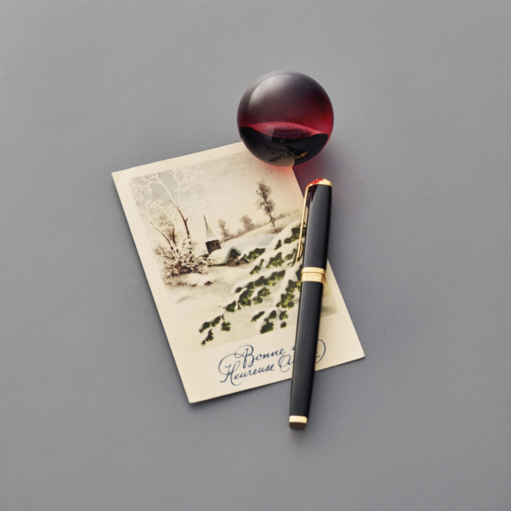 イッタラ ガラススフィア［約φ50×H46mm］¥4,950＊12月中発売予定 (イッタラ) その他スタイリスト私物 〈イッタラ〉の美しいデザインとともに、ハートウォーミングな時間を。2025年のホリデーギフトセレクション。