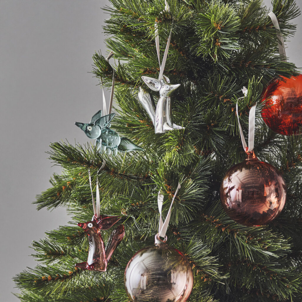 ヴルペス オーナメントフォックス 上から、ミラー［約W75×D37×H70mm］、ブルー［約W110×D26×H55mm］、チェリー［約W75×D37×H70mm］各¥4,400、イッタラ オーナメントボール［約φ80mm］5個セット¥8,360 (以上イッタラ) その他スタイリスト私物 〈イッタラ〉の美しいデザインとともに、ハートウォーミングな時間を。2025年のホリデーギフトセレクション。