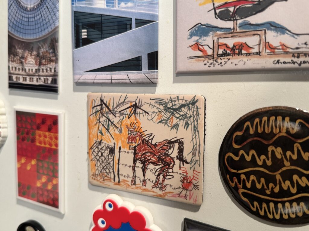 6年ぶりのソウル、建築もアートもやっぱり楽しい。編集後記「ひとりでも、韓国・ソウルへ」 | 我が家のキッチンには建築や展覧会を訪ねたときにいつも買うマグネットが。バスキア展もコレクションに加わりました。