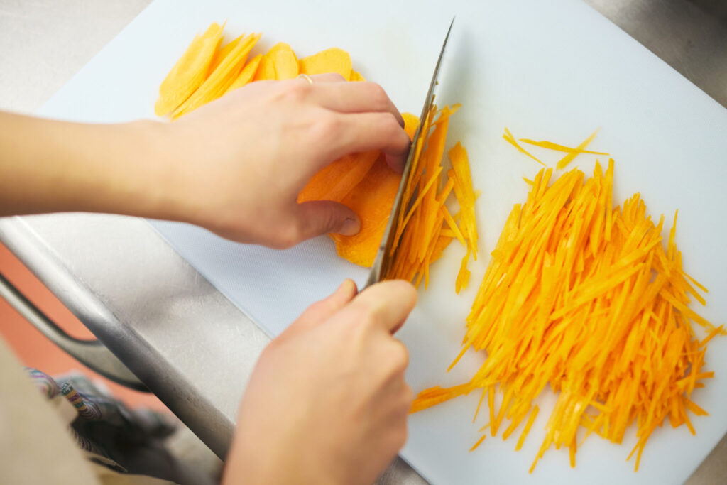 ラペは食感が大切。薄切り、千切り、頑張りましょう。