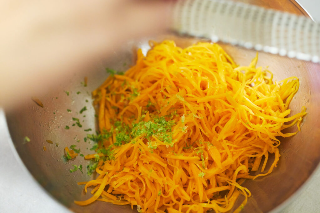 さらしでしっかり水気を絞るとシャキシャキの食感が残り、さっぱり美味しい味わいに。