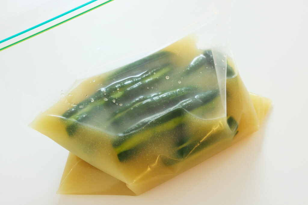 漬かっている様子をありのままに。５日目あたりにはシワシワによく漬かって、とても美味しいです。