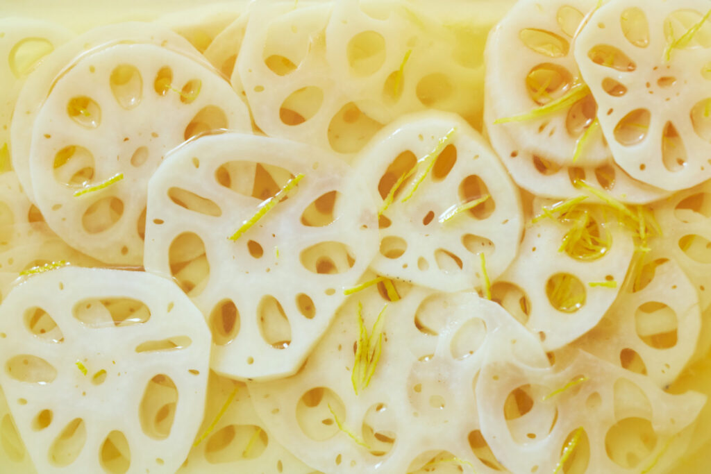 見よ！この輝く蓮根を。柑橘の皮は細切りにすると美しいです。今回は柚子を使いましたが、すだちやかぼす、シークワーサーなどお好きなもので。