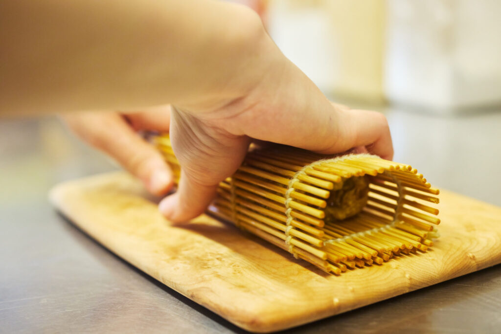 四角形にするイメージで、ギュッ、ギュッと形を整えていきます。