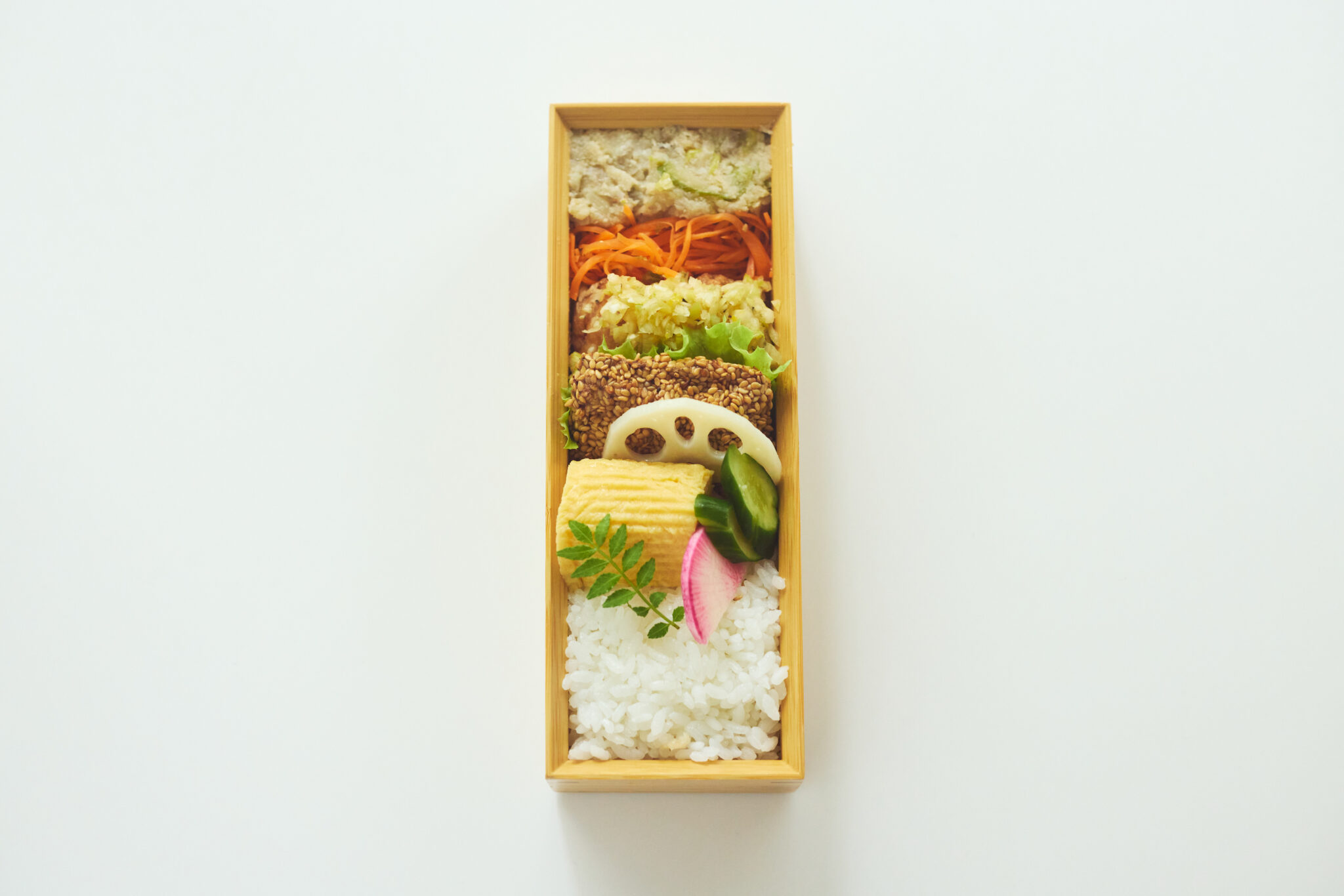 上から生姜と根菜のしっとり卯の花煮 (連載第3回目で紹介) 、人参の柑橘ラペ、ねぎ塩柚子からあげ (1回目) 、鮭のごま衣揚げ (2回目) 、お漬物2種、甘めの卵焼き。 | 上から生姜と根菜のしっとり卯の花煮（連載第3回目で紹介）、人参の柑橘ラペ、ねぎ塩柚子からあげ（1回目）、鮭のごま衣揚げ（2回目）、お漬物2種、甘めの卵焼き。そして真冬の星座から舞い落ちた、真っ白なあきたこまち......は〜て〜し〜な〜い〜 ほしのひ〜か〜りの〜よう〜に〜♪