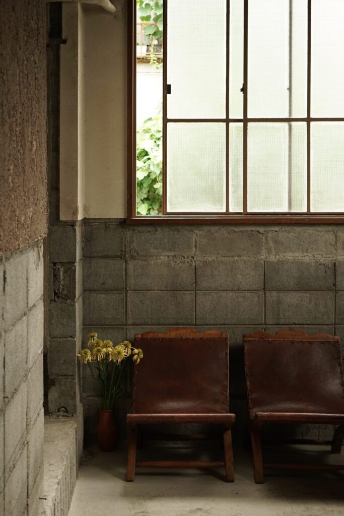 椅子の“すき間”に、自分と同じ目線の花を。写真と文:齋藤拓磨 (『Hljóð』店主) #1 椅子の“すき間”に、自分と同じ目線の花を。写真と文:齋藤拓磨 (『Hljóð』店主) #1