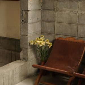 椅子の“すき間”に、自分と同じ目線の花を。写真と文：齋藤拓磨 (『Hljóð』店主) #1