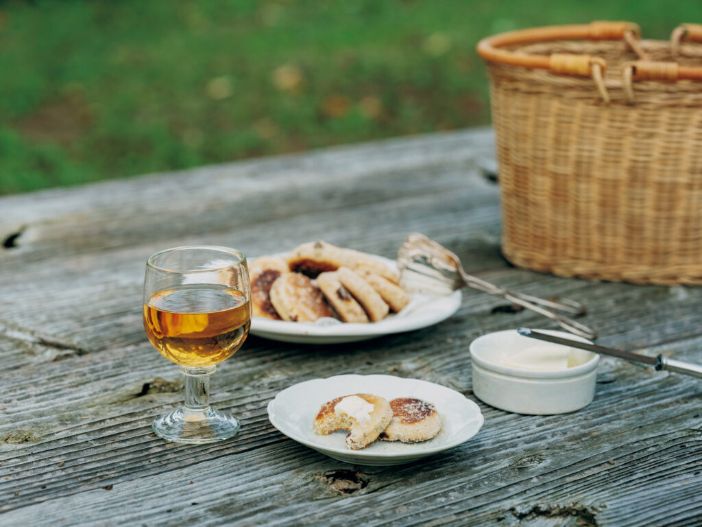 ウェールズに伝わるウェルシュケーキは、シナモンなどのスパイスやレーズンを加えた生地を型抜きし、フライパンで焼成。グラニュー糖をたっぷりまぶして、バターはお好みで。焼く、淹れる、選ぶ。しみじみおいしい、ヨーロッパの伝統菓子と紅茶。 | ウェールズに伝わるウェルシュケーキは、シナモンなどのスパイスやレーズンを加えた生地を型抜きし、フライパンで焼成。グラニュー糖をたっぷりまぶして、バターはお好みで。