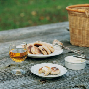 ウェールズに伝わるウェルシュケーキは、シナモンなどのスパイスやレーズンを加えた生地を型抜きし、フライパンで焼成。グラニュー糖をたっぷりまぶして、バターはお好みで。焼く、淹れる、選ぶ。しみじみおいしい、ヨーロッパの伝統菓子と紅茶。 | ウェールズに伝わるウェルシュケーキは、シナモンなどのスパイスやレーズンを加えた生地を型抜きし、フライパンで焼成。グラニュー糖をたっぷりまぶして、バターはお好みで。