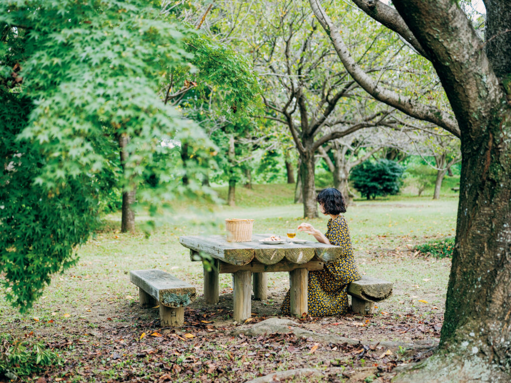 近所の公園へのピクニックは「光が気持ちいい朝に。6時頃から行くことも」。焼く、淹れる、選ぶ。しみじみおいしい、ヨーロッパの伝統菓子と紅茶。 | 近所の公園へのピクニックは「光が気持ちいい朝に。6時頃から行くことも」。