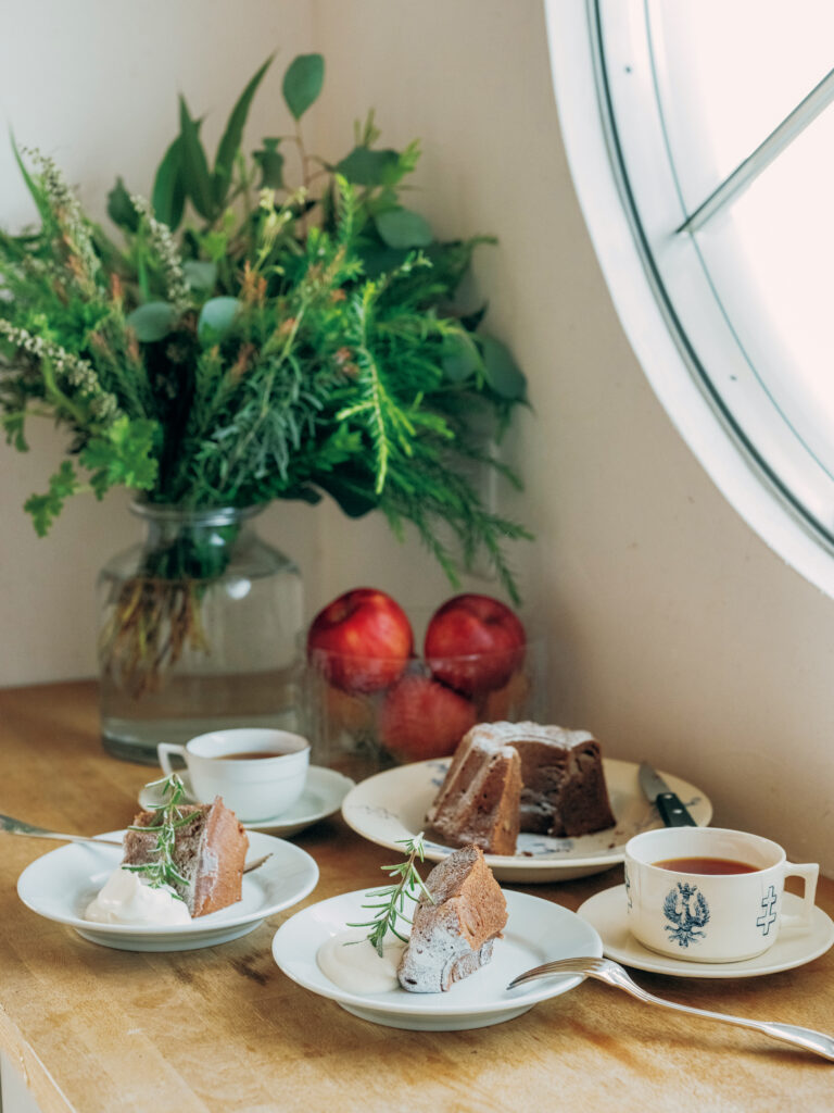 りんごを加えたチョコレートケーキはクグロフ型で焼成。「リッチな味わいにはアッサムティーが合う」焼く、淹れる、選ぶ。しみじみおいしい、ヨーロッパの伝統菓子と紅茶。 | りんごを加えたチョコレートケーキはクグロフ型で焼成。「リッチな味わいにはアッサムティーが合う」