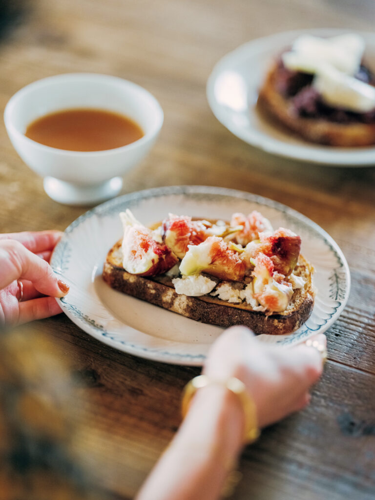 カンパーニュに自家製のリコッタチーズ、イチジクをのせ、バルサミコ酢をかけた。ミルクティーとともに。「〈ストウブ〉のココットで焼くとこんがりいい色」焼く、淹れる、選ぶ。しみじみおいしい、ヨーロッパの伝統菓子と紅茶。 | カンパーニュに自家製のリコッタチーズ、イチジクをのせ、バルサミコ酢をかけた。ミルクティーとともに。「〈ストウブ〉のココットで焼くとこんがりいい色」