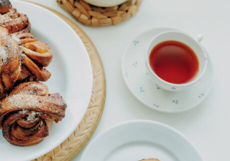 カルダモンロールとアッサムティーで朝食。「もっちりした生地の成形が大変で、形が独特に (笑) 」焼く、淹れる、選ぶ。しみじみおいしい、ヨーロッパの伝統菓子と紅茶。 | カルダモンロールとアッサムティーで朝食。「もっちりした生地の成形が大変で、形が独特に（笑）」