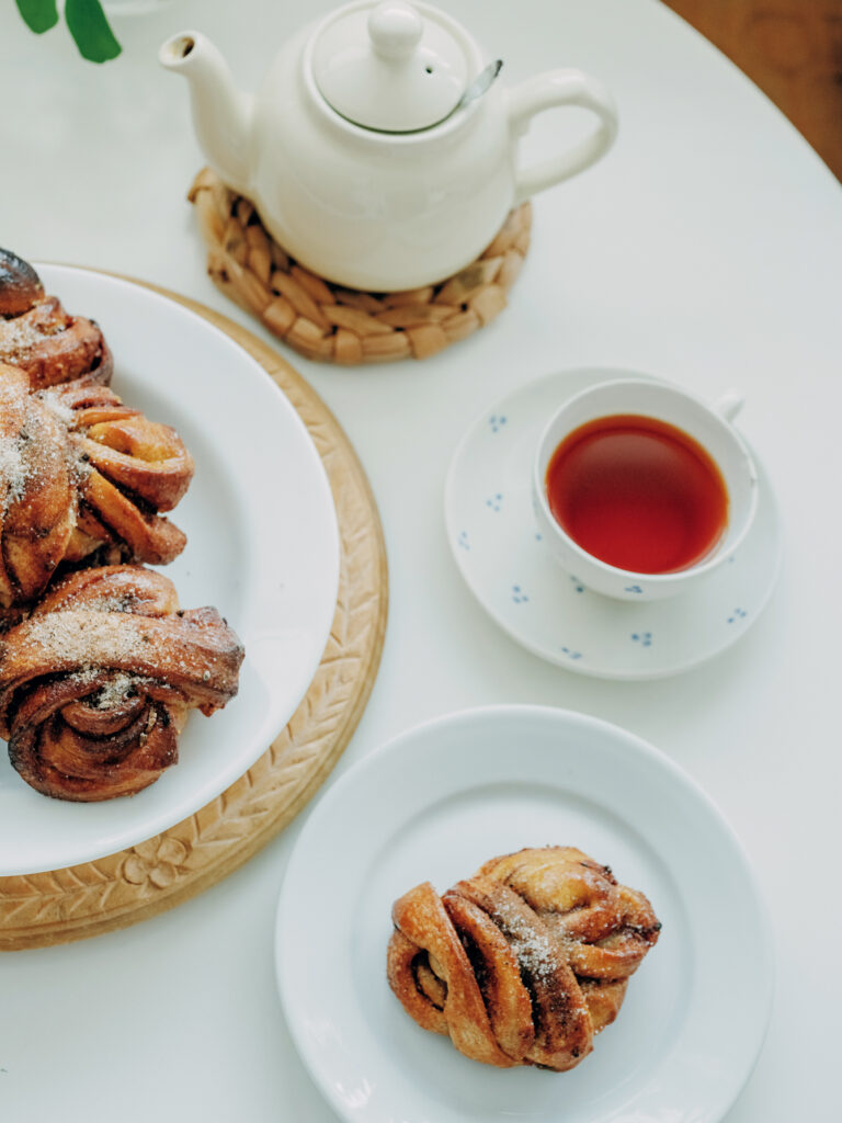 カルダモンロールとアッサムティーで朝食。「もっちりした生地の成形が大変で、形が独特に (笑) 」焼く、淹れる、選ぶ。しみじみおいしい、ヨーロッパの伝統菓子と紅茶。 | カルダモンロールとアッサムティーで朝食。「もっちりした生地の成形が大変で、形が独特に（笑）」